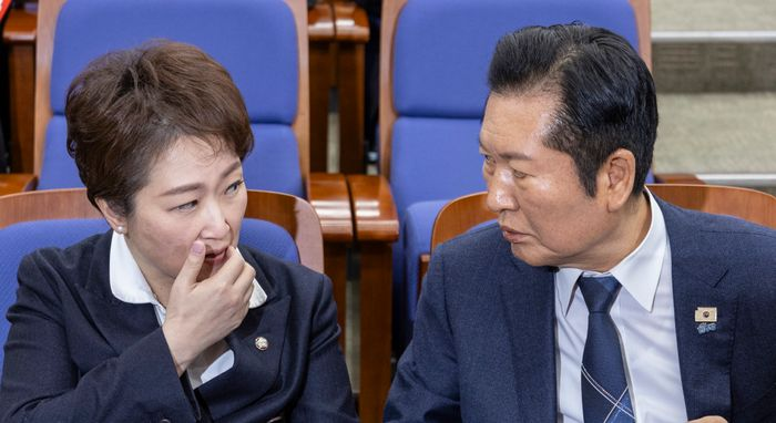 더불어민주당 정청래 대표가 지난 5일 국회에서 열린 정책의원총회에서 이언주 최고위원과 대화하고 있다. ⓒ연합뉴스