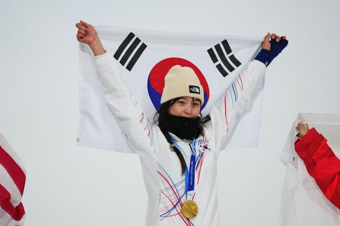 한국에 유일한 금메달을 안긴 최가온. ⓒ AP=뉴시스