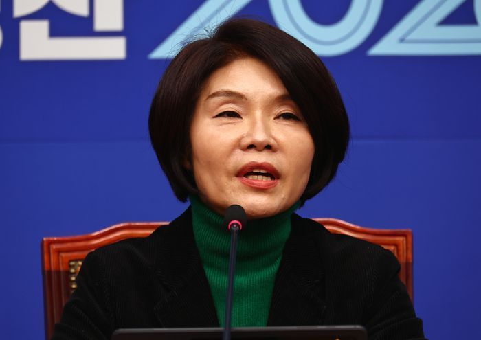 한정애 더불어민주당 정책위의장이 국회에서 기자간담회를 열고 발언하고 있다. ⓒ뉴시스