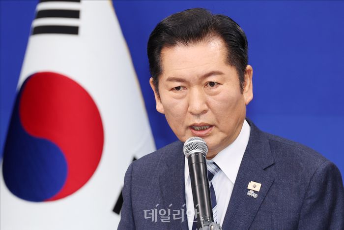 정청래 더불어민주당 대표가 지난달 22일 오전 국회에서 열린 긴급 기자회견에서 조국혁신당에 합당을 제안하고 있다. ⓒ데일리안 홍금표 기자