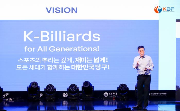 서수길 회장이 12월 28일 대전드림아레나에서 열린 ‘Billiards Festival 2025’에서 ‘K-Billiards 2030’ 비전을 선포하고 있다. ⓒ 대한당구연맹