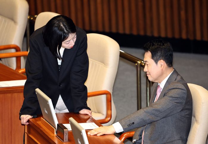 배현진 국민의힘 의원이 9일 오후 열린 국회 본회의에서 장동혁 국민의힘 대표에게 발언을 하고 있다. ⓒ뉴시스