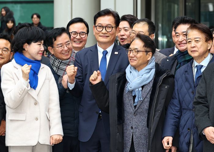 송영길(앞줄 왼쪽 세 번째) 전 더불어민주당 대표가 지난 13일 서울 서초구 서울고등법원에서 열린 