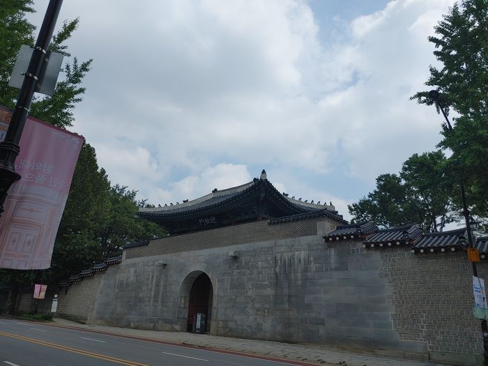 군인들이 경복궁으로 들어온 서문인 영추문 (직접 촬영)