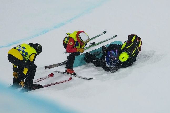 쓰러진 최가온. ⓒ AP=뉴시스