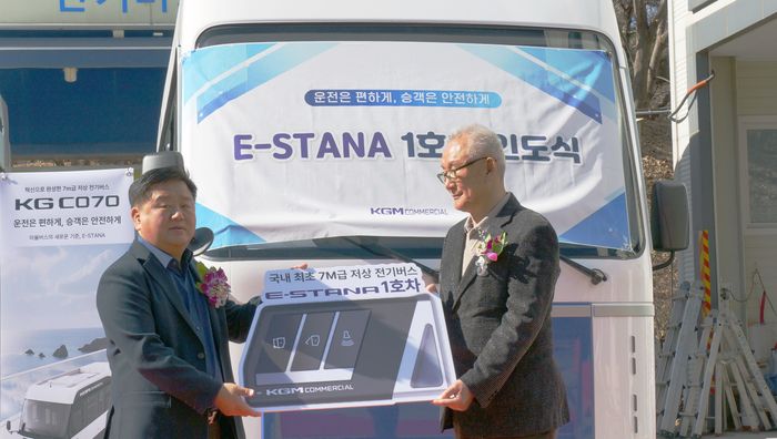 25일 경기도 광명시에 위치한 자경마을버스에서 열린 ‘이-스타나’ 1호차 인도식에 참석한 김종현 KGMC 대표이사(왼쪽)가 장관수 자경마을버스 대표이사에게 ‘이-스타나’ 1호차를 전달하고 있다. ⓒKGM 커머셜