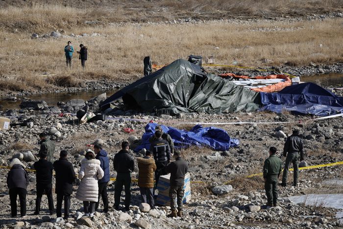 9일 경기 가평군 조종면 신하교 인근에 AH-1S 코브라 헬기가 추락해 현장에서 군 관계자들이 사고 수습을 하고 있다. ⓒ뉴시스