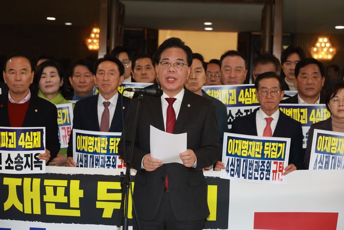 송언석 국민의힘 원내대표가 12일 국회 로텐더홀에서 열린 