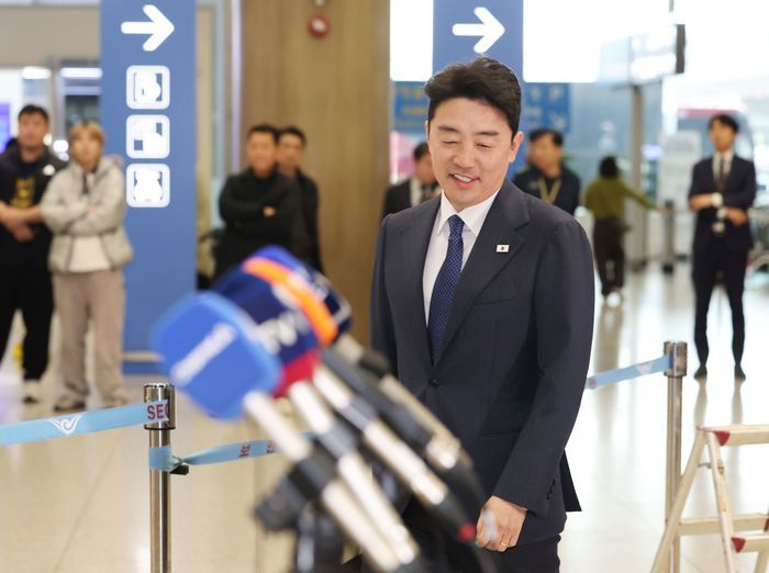 강훈식 청와대 비서실장이 전략경제협력 특사 자격으로 아랍에미리트(UAE) 방문을 마치고 26일 오후 인천국제공항 제1여객터미널을 통해 귀국하고 있다. ⓒ뉴시스