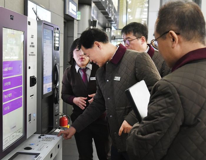 정왕국 SR 대표이사가 23일 수서역에서 고속철도 교차운행 준비상황을 점검하고 있는 모습.ⓒSR
