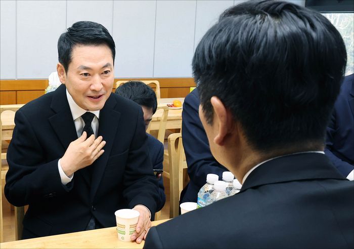 장동혁 국민의힘 장동혁 대표(왼쪽)가 지난달 30일 오전 서울 종로구 서울대학교병원 장례식장에 마련된 故 이해찬 전 국무총리의 빈소를 찾아 조문한 뒤 정청래 더불어민주당 대표와 대화하고 있다. ⓒ사진공동취재단