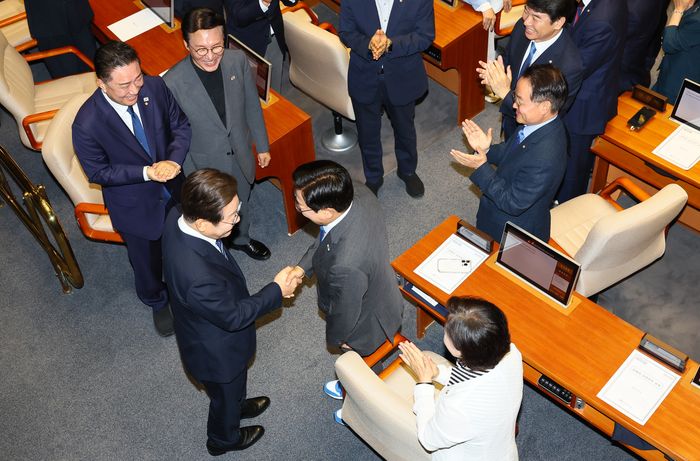 이재명 대통령이 2025년 6월 26일 서울 여의도 국회 본회의장에서 추가경정예산(추경) 시정연설을 위해 입장하며 박찬대 더불어민주당 의원과 악수를 하고 있다. ⓒ뉴시스