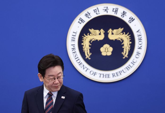 이재명 대통령이 12일 청와대에서 열린 수석보좌관회의에 입장하고 있다. ⓒ연합뉴스