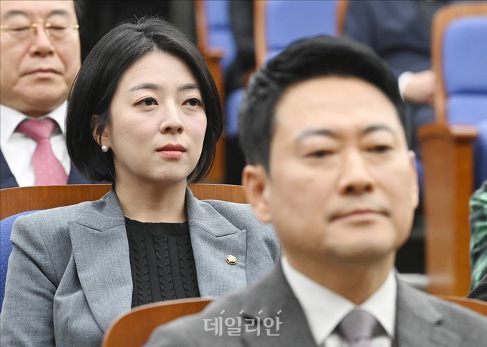 국민의힘 장동혁 대표(사진 앞쪽)와 배현진 의원 ⓒ데일리안 홍금표 기자