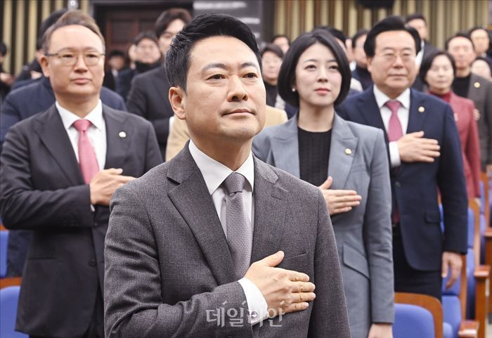 국민의힘 장동혁 대표와 배현진 의원이 23일 서울 여의도 국회에서 열린 국민의힘 의원총회에 국민의례를 하고 있다. ⓒ데일리안 홍금표 기자