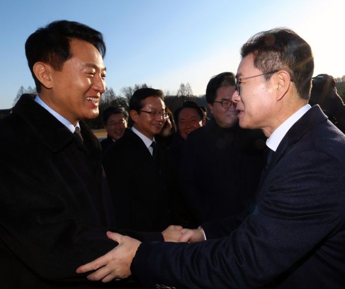 오세훈(왼쪽) 서울시장과 정원오 서울 성동구청장이 2026년 새해 첫날인 지난달 1일 서울 동작구 국립서울현충원 참배 전 인사를 나누고 있다. ⓒ뉴시스