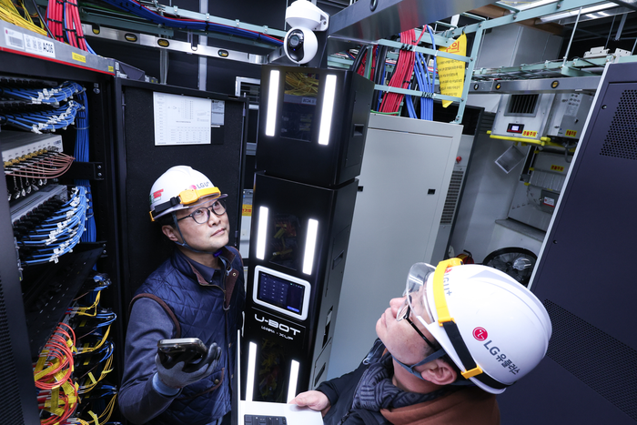 LG유플러스 직원이 AI 자율주행 로봇 ‘U-BOT’을 소개하는 모습.ⓒLG유플러스