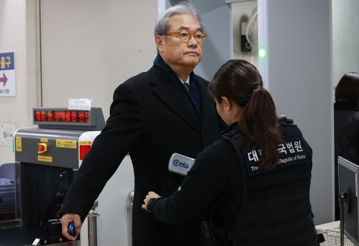 정진석 전 대통령실 비서실장이 10일 서울 서초구 서울중앙지방법원에서 열린