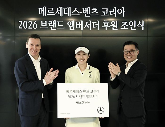 마티아스 바이틀 메르세데스-벤츠 코리아 대표이사(왼쪽붙), 박소현, 이상국 메르세데스-벤츠 코리아 디지털, 마케팅 및 커뮤니케이션 총괄 부사장. ⓒ 메르세데스-벤츠 코리아