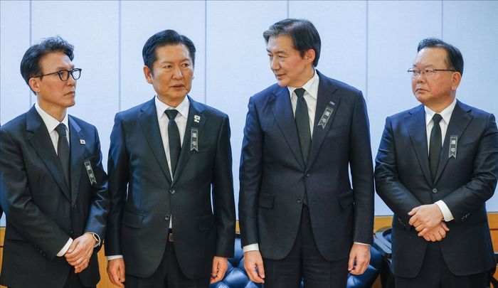 지난달 27일 서울 종로구 서울대학교병원 장례식장에 이해찬 민주평화통일자문회의 수석부의장의 빈소가 마련된 가운데 김민석 국무총리, 더불어민주당 정청래 대표, 조국혁신당 조국 대표, 김부겸 전 국무총리가 대화를 나누고 있다. ⓒ사진공동취재단