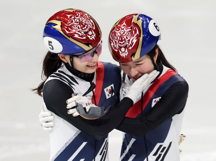 20일(현지시각) 이탈리아 밀라노 아이스 스케이팅 아레나 경기장에서 열린 2026 밀라노·코르티나담페초 동계올림픽 쇼트트랙 여자 1500m 결승에서 금메달을 획득한 김길리와 은메달을 획득한 최민정이 서로를 격려하며 기뻐하고 있다. ⓒ 뉴시스