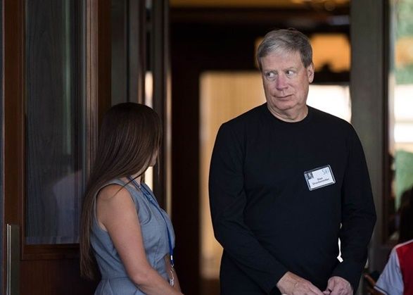 스탠리 드러켄밀러(오른쪽) 듀케인 패밀리 오피스 회장이 2017년 7월11일 미국 아이다호 선밸리에서 열린 금융기술 분야 콘퍼런스인 ‘앨런 앤드 컴퍼니 선밸리 콘퍼런스’ 첫날 행사에 참석하고 있다. ⓒ AFP/연합뉴스