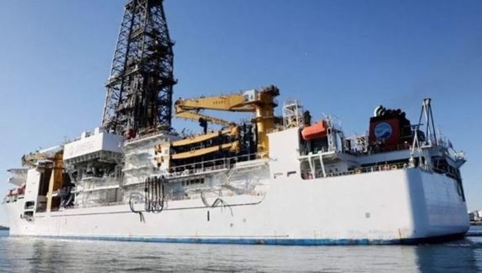 지난달 12일 일본 시즈오카현 시미즈항에서 일본 해저 탐사선 ‘지큐’가 미나미토리섬 희토류 진흙 채취를 위해 출항하고 있다. ⓒ 로이터/연합뉴스