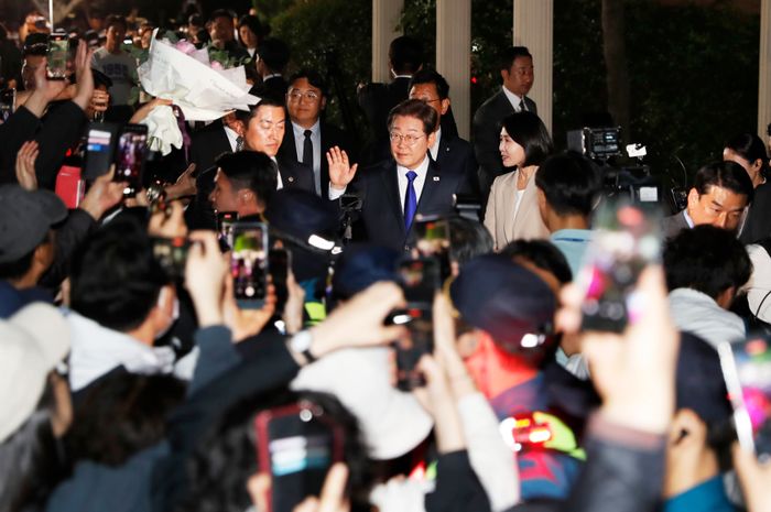 이재명 당시 더불어민주당 대선 후보가 2025년 6월 3일 오후 인천 계양구 한 아파트에서 21대 대선 개표 결과를 확인한 뒤 자택을 나서며 주민들과 인사를 나누고 있다. ⓒ뉴시스