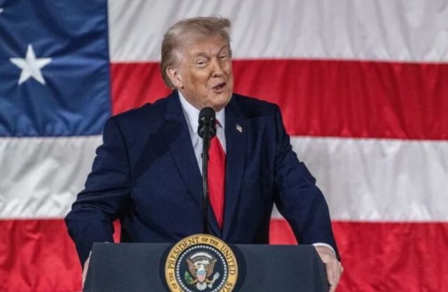 도널드 트럼프 미국 대통령이 지난 13일 미 노스 캐롤라이나주 포트 브래그 육군기지에서 병사들에게 연셜하고 있다. ⓒ EPA/연합뉴스