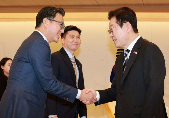 IOC 집행위원에 당선된 김재열 의원.(사진 왼쪽) ⓒ 뉴시스