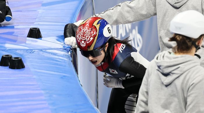 쇼트트랙 김길리가 10일(현지시각) 이탈리아 밀라노 아이스스케이팅 아레나에서 열린 2026 밀라노·코르티나 담페초 동계올림픽 쇼트트랙 혼성계주 준결승에서 미국 커린 스토더드와 충돌한 뒤 통증을 느끼고 있다. ⓒ 뉴시스