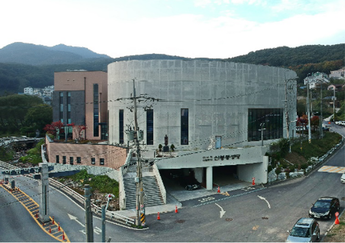 ⓒ전면에서 본 성당 전경