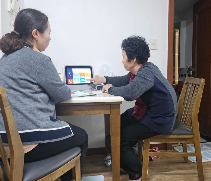 한 어르신이 AI스피커를 활용해 건강상태를 확인하고 있는 모습. ⓒ안양시 제공