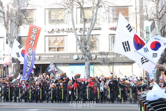 윤석열 전 대통령의 내란 우두머리 혐의에 대한 1심 선고가 19일 오후 서울 서초구 중앙지법에서 열렸다. 지지자들이 중앙지법 인근에서 윤 전 대통령의 무죄를 촉구하는 구호를 연호하고 있다. ⓒ데일리안 방규현 기자