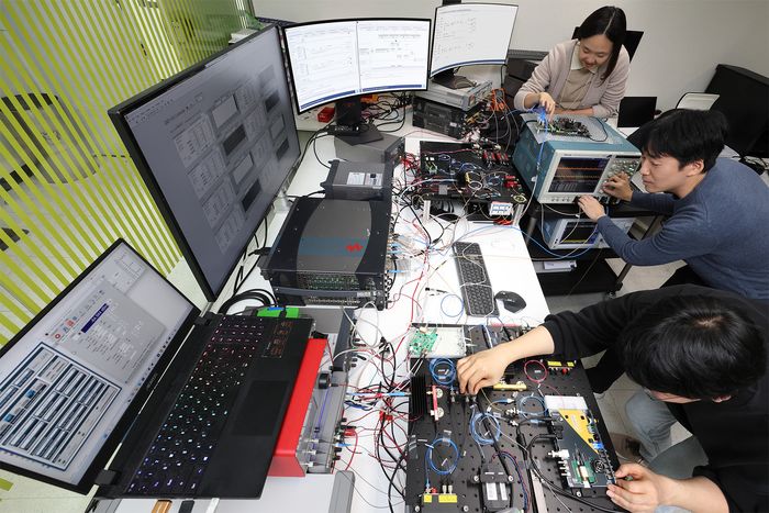 KT 직원들이 양자 암호키 분배 장비를 사용하는 모습ⓒKT