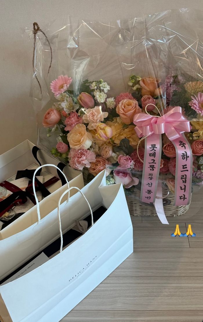 신동빈 회장에게 선물을 받은 최가온. ⓒ 최가온 인스타그램