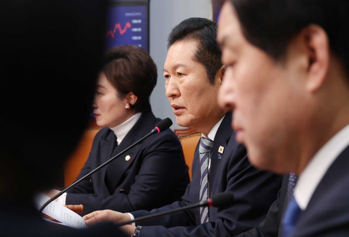 정청래 더불어민주당 대표가 25일 오전 서울 여의도 국회에서 열린 최고위원회의에서 발언을 하고 있다. ⓒ뉴시스