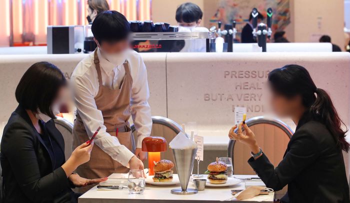 서울 송파구 잠실 롯데월드몰 내 햄버거 매장에서 직원이 버거를 서빙하고 있다.ⓒ뉴시스