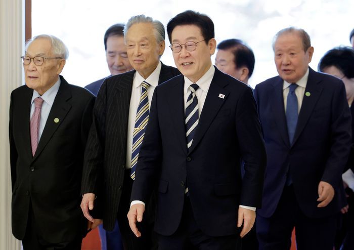 이재명 대통령이 25일 청와대에서 더불어민주당 상임고문단과 오찬 간담회를 위해 입장하고 있다.ⓒ뉴시스