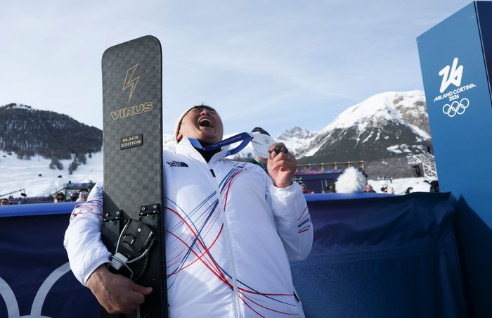 스노보드 은메달리스트 김상겸(왼쪽)이 8일(현지시각) 이탈리아 리비뇨 스노우파크에서 열린 2026 밀라노코르티나 담페초 동계올림픽 스노보드 남자 평행대회전 메달 시상식을 마치고 환호하고 있다. ⓒ 뉴시스