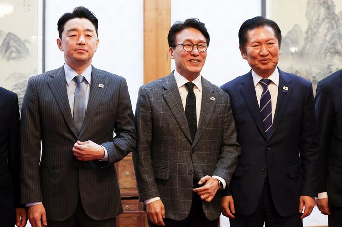 김민석 국무총리(가운데)와 정청래 더불어민주당 대표, 강훈식 청와대 비서실장(왼쪽)이 지난 8일 오후 서울 종로구 국무총리공관에서 열린 고위당정협의회에서 참석자들과 기념촬영을 하고 있다. ⓒ뉴시스