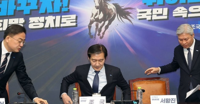 조국혁신당 조국 대표(가운데)가 8일 국회에서 열린 기자 간담회에 입장하고 있다. 오른쪽은 서왕진 원내대표, 왼쪽은 신장식 최고위원 ⓒ연합뉴스