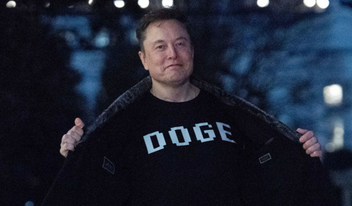 일론 머스크 테슬라 최고경영자(CEO)가 3월 9일 미 백악관에서 정부효율부(DOGE)라고 적힌 티셔츠를 보이고 있다. ⓒAP/뉴시스