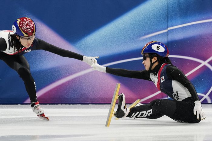 쇼트트랙 혼성계주 준결승서 아쉽게 탈락한 대표팀. ⓒ AP=뉴시스