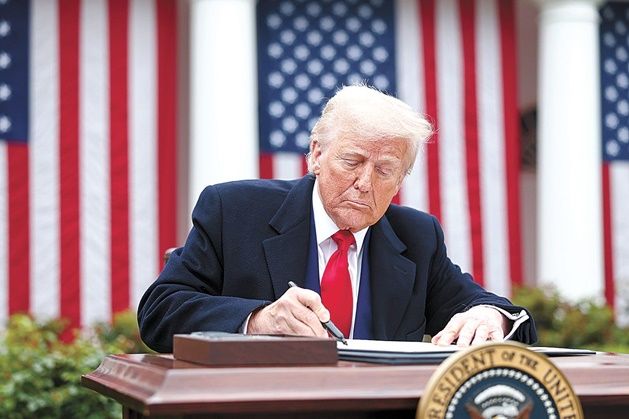 도널드 트럼프 미국 대통령이 지난해 4월2일 미 워싱턴DC 백악관 로즈가든에서 상호관세 관련 행정명령에 서명하고 있다. ⓒ EPA/연합뉴스