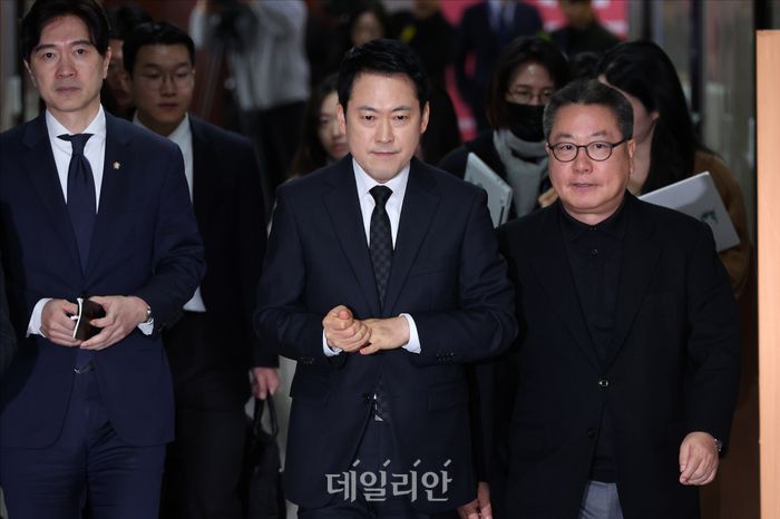 장동혁 국민의힘 대표가 지난 20일 오전 국회에서 윤석열 전 대통령의 내란 우두머리 1심 선고 결과 관련 입장을 발표하기 위해 이동하고 있다. ⓒ데일리안 홍금표 기자