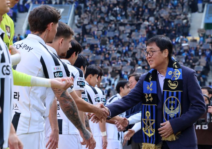 경인더비 현장을 찾은 최휘영 문체부 장관. ⓒ 문체부