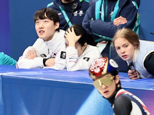 머리 감싸고 결과 확인하는 김길리. ⓒ 뉴시스