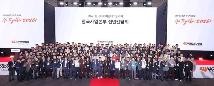 한국타이어앤테크놀로지 대표이사 안종선 사장과 임직원, 국내 딜러사 관계자들이 기념 촬영을 하고 있다. ⓒ한국타이어앤테크놀로지