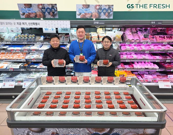 GS더프레시에서 김대현 GS리테일 수산MD(가운데)와 이수명 수협중앙회 팀장(왼쪽), 김승민 에이치엔 대표가 